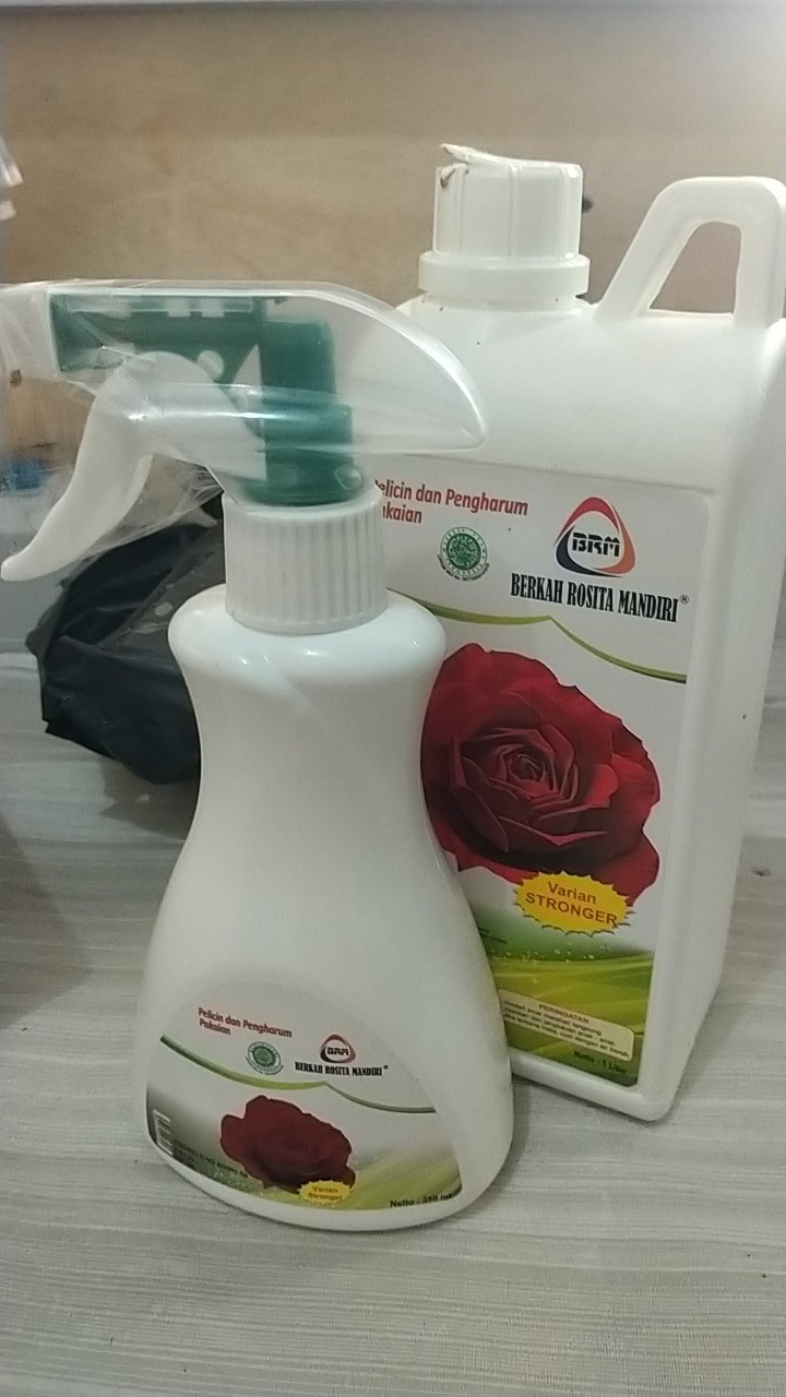 Pelicin Pakaian Berkah Rosita Mandiri Spray 350 Ml