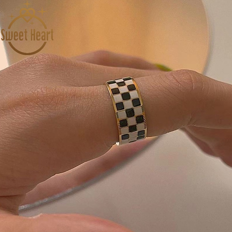 Cincin Desain Papan Catur Warna Hitam Putih Gaya Retro Untuk Wanita