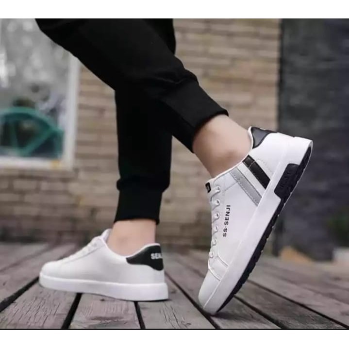 Sepatu Sneakers Pria Putih &amp; Hitam / Sepatu fashion kasual SS.Senji terlaris