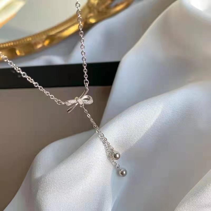 Kalung Rantai Dengan Liontin Pita Rumbai Zircon Warna Silver Untuk Wanita