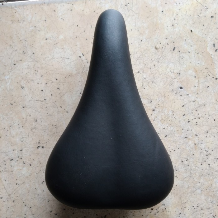 sadel sepeda lebar dan empuk