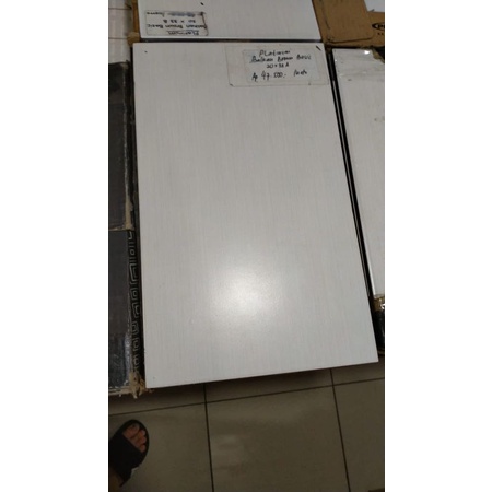 Keramik Dinding Kamar Mandi Platinum Balkan Brown Basic 20x33 KW1