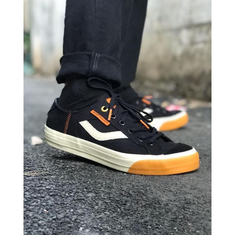 Sepatu Ventela X Nevertoolavish Hard 13 Noir Original