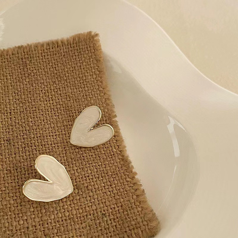 Anting Stud Bentuk Hati Warna Putih Gaya Vintage Untuk Wanita