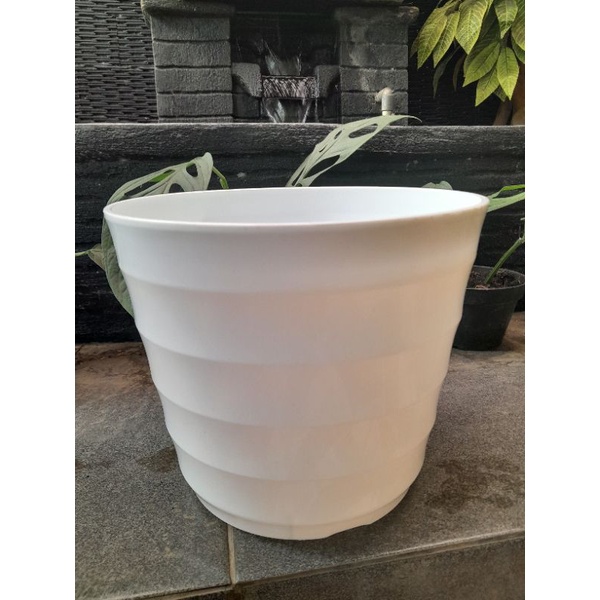 POT MADO PUTIH 32 LOVENIA / POT BUNGA MADO UKURAN 32