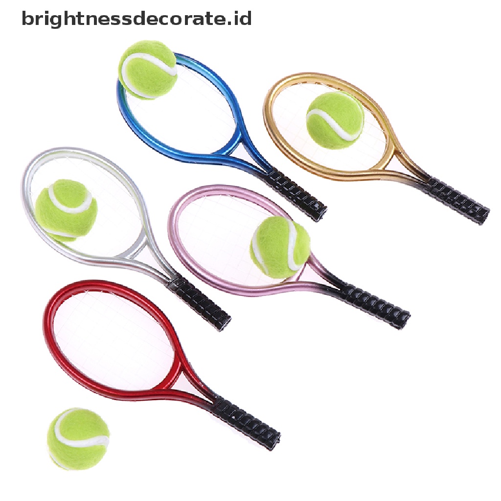 (Birth) 2pcs Miniatur Raket Tenis + Bola Skala 1: 6 1: 12 Untuk Aksesoris Rumah Boneka