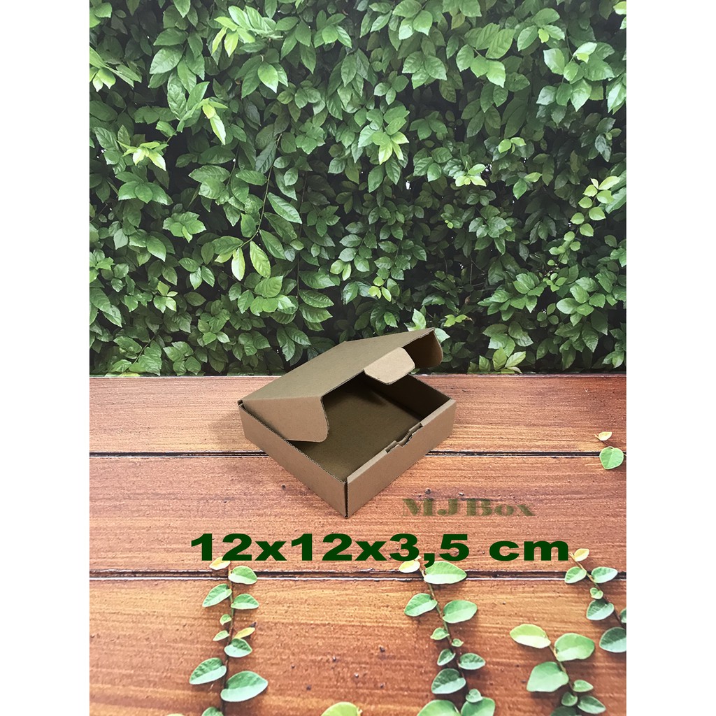 

Kardus 12 x 12x 3,5 cm .....Die Cut