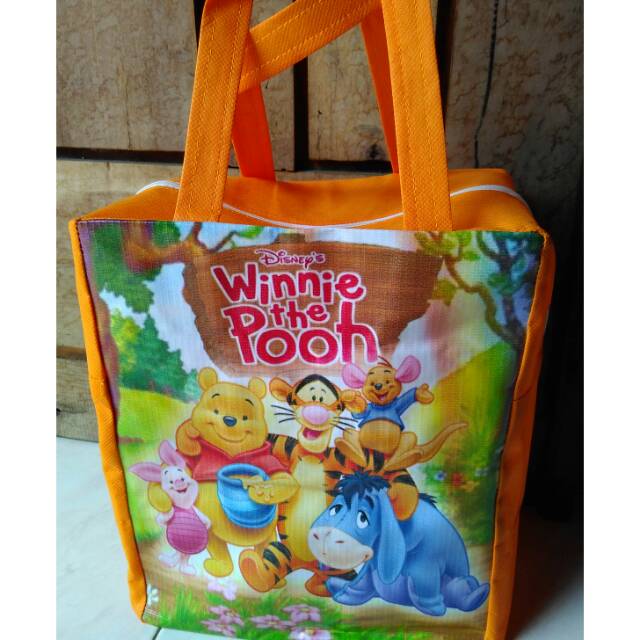 

TAS TENTENG RESLETING KARAKTER KARTUN WINNIE THE POOH | TAS KADO | TAS SPUNBOND | SOUVENIR | R35