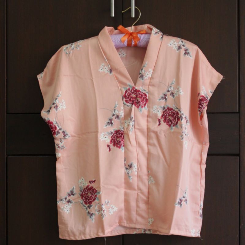 Blouse satin bunga floral