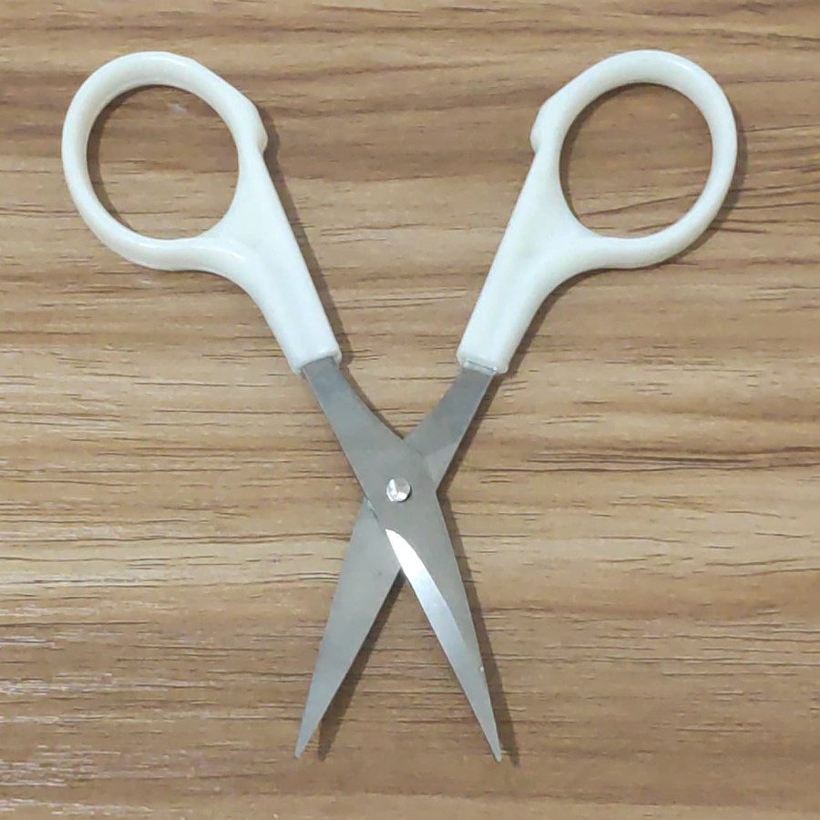 

Gunting melengkung/gunting bordir buang benang ukuran 4,5 gunting premium