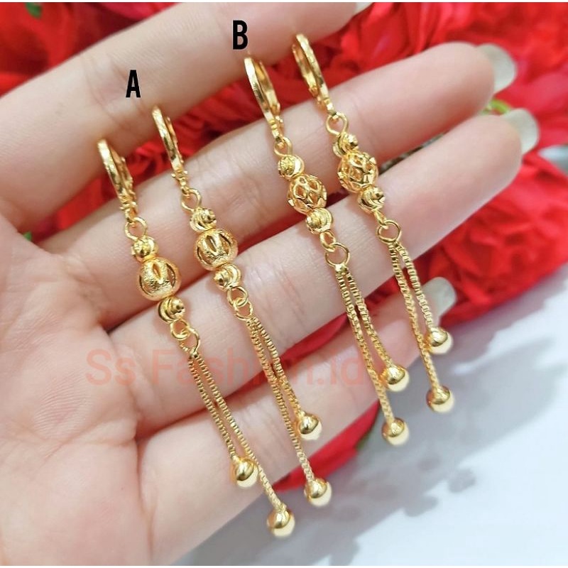 Anting rumbai motif bola emas