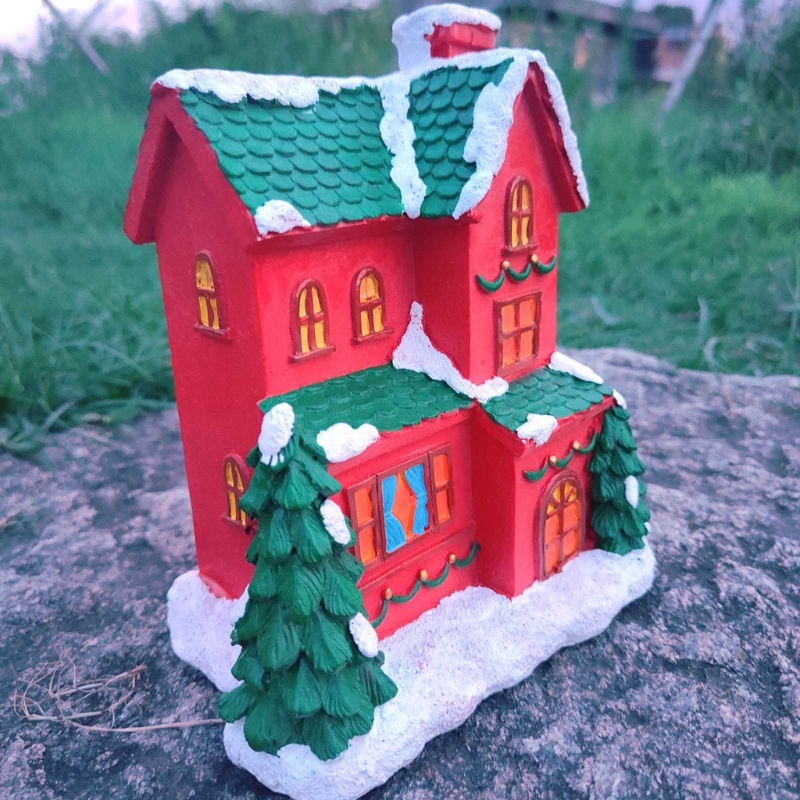 Ornamen Rumah Village Bahan Resin Dengan Lampu Led Untuk Dekorasi Natal
