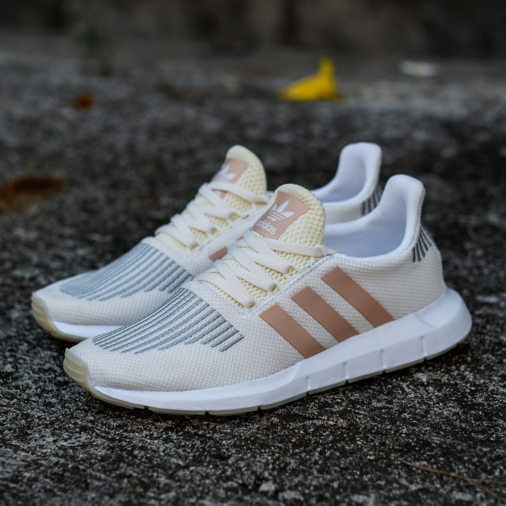adidas swift run gold metallic
