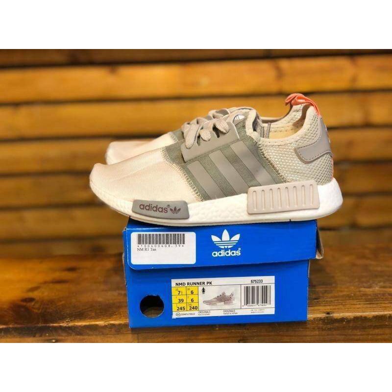 ORIGINAL SNEAKERS ADIDAS NMD R1 TAN SEPATU SEKOLAH HITAM PUTIH