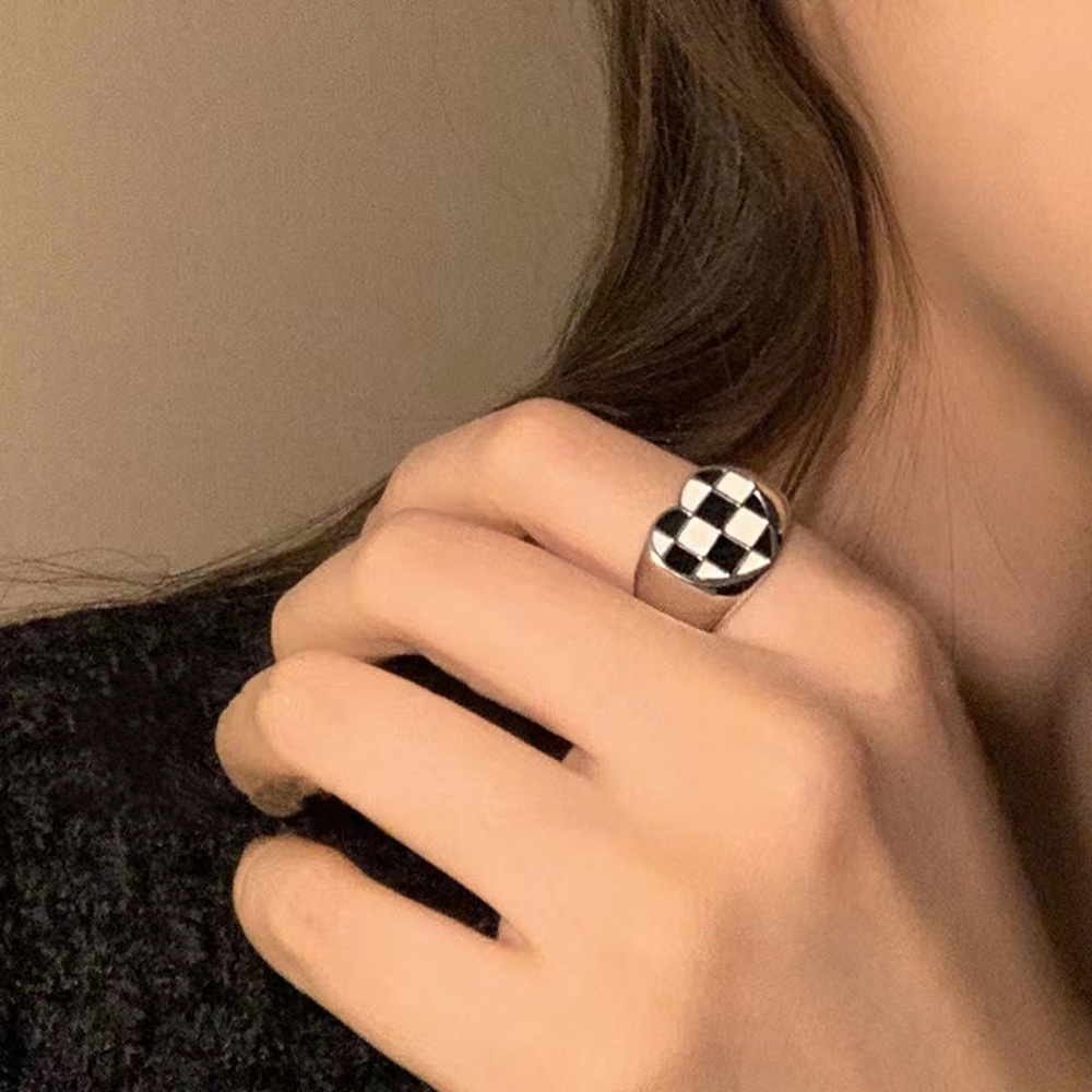 1pc Cincin Jari Telunjuk Adjustable Desain Hati Kotak Motif Kotak-Kotak Hitam Putih Untuk Wanita