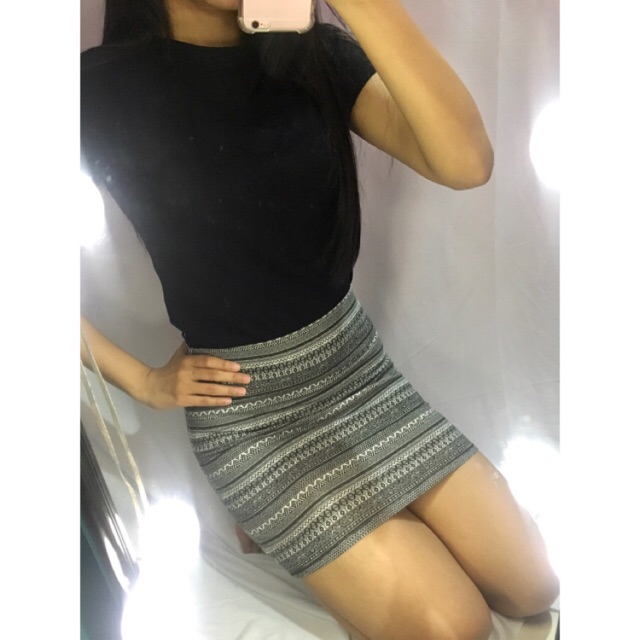 ROK SPAN PENDEK MOTIF TRIBAL DI ATAS LUTUT / SLIM SKIRT MERK PULL AND BEAR