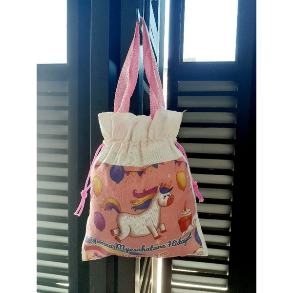 

Tas Serut Mawar Blacu Souvenir Ultah