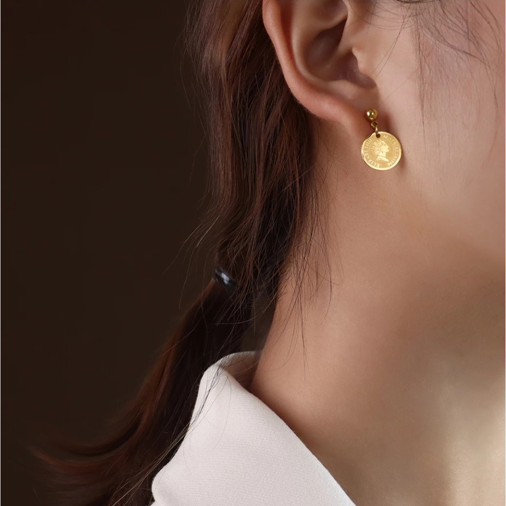 Anting Tusuk Titanium Vintage Queen Coin dan Pentol Tersedia Warna Rose Gold, Gold dan Silver