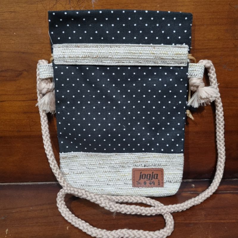 Tas selempang wanita/Tas sling serut kanvas/  tas wanita selempang/ Tas goni sintetis/ oleh2 jogja/ 