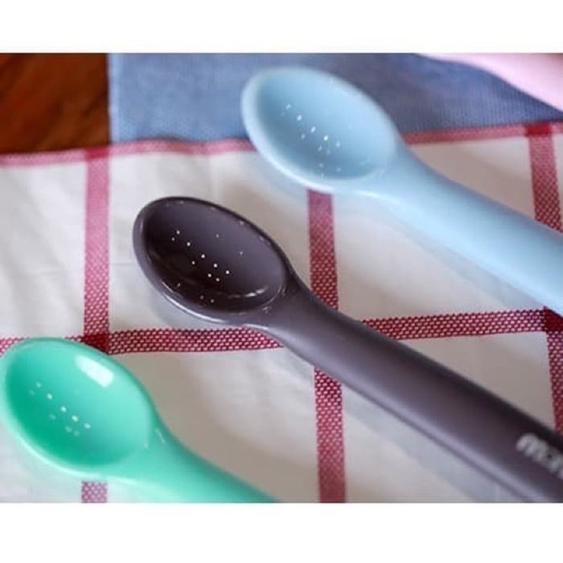 Monee Silicone Baby Spoon Sendok Silikon Bayi MPASI Empuk Teether Gigitan Bayi Ujung Bergerigi BPA FREE// Case Monee Sendok Silikon Bayi Traveling Penyimpanan Sendok Bayi