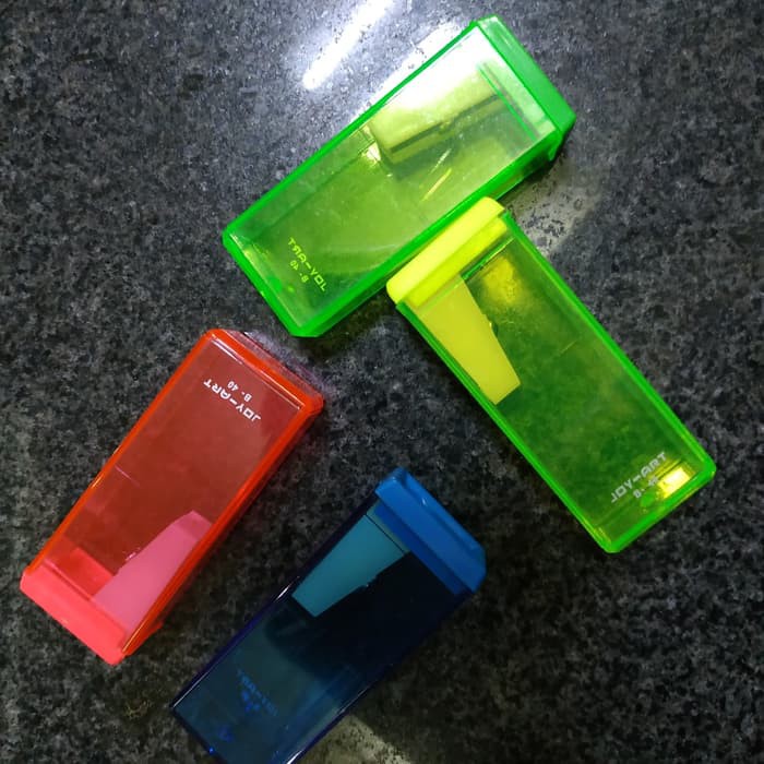 

Rautan kotak transparan Joyart sharpener Merah
