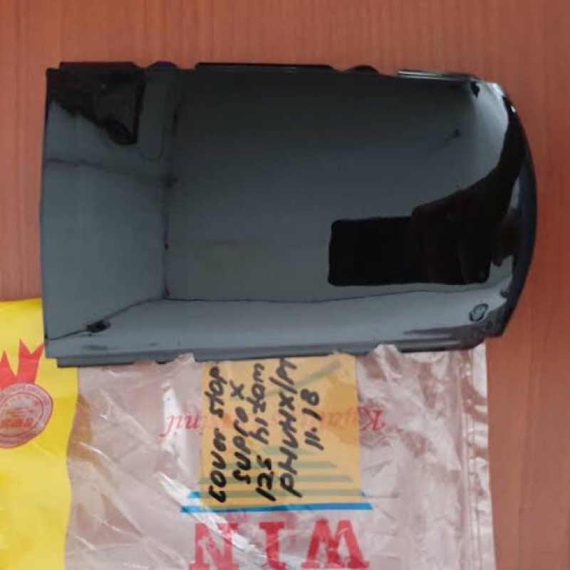 COVER PET STOP SAMBUNGAN BODY BELAKANG HONDA SUPRA X 125 LAMA SUPRA X 125 New  HITAM Merek WIN KAP TUTUP LAMPU STOP