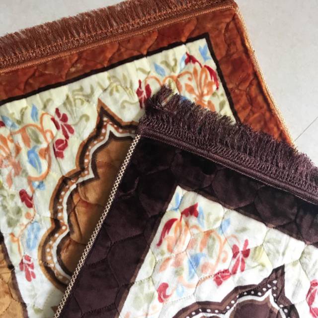 Sajadah Motif Super dengan Rumbai renda