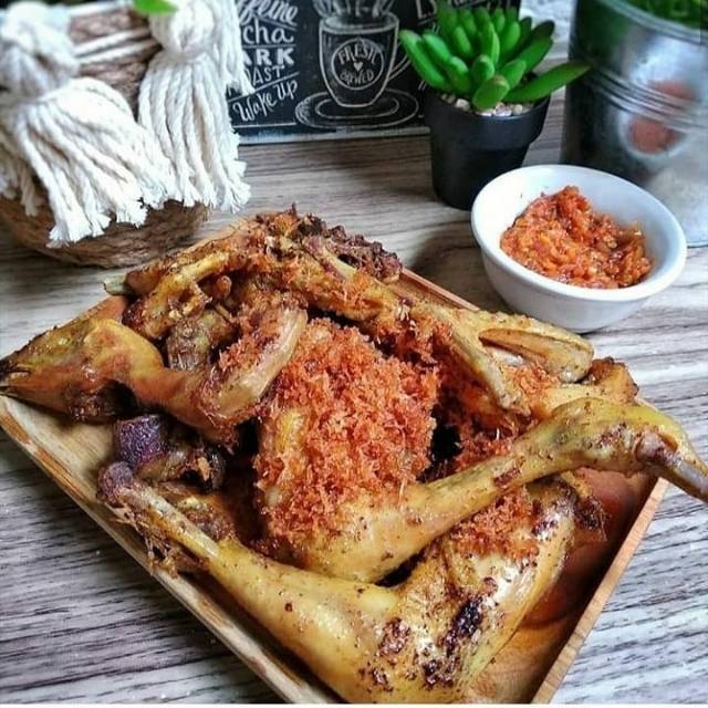 

ayam pejantan ungkep frozen 1 ekor lengkap dengan sambel bawang + serundeng