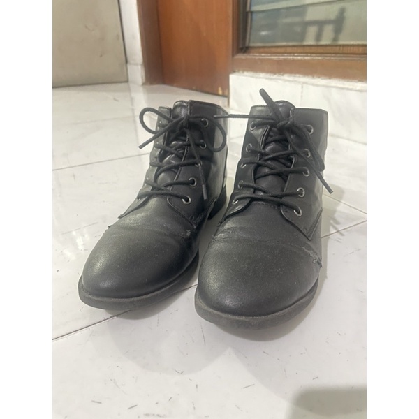 PRELOVED: sepatu boots hitam kulit wanita size 40