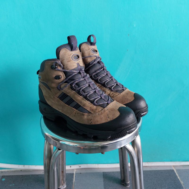 Sepatu Outdoor Second Adidas 44