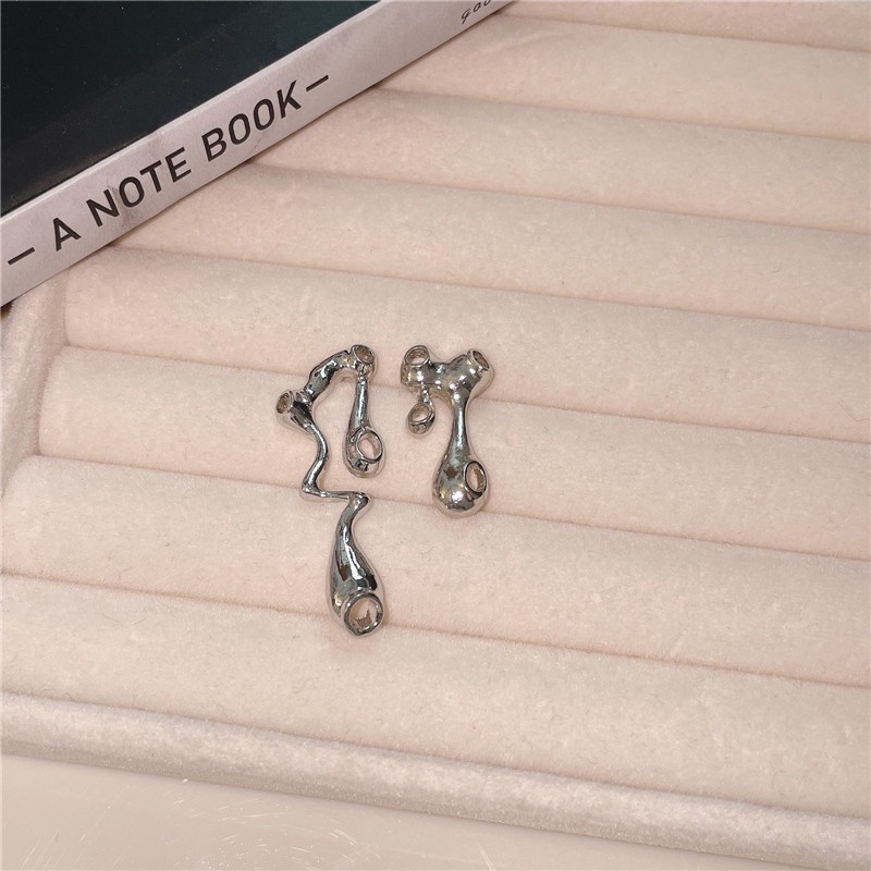 Anting Tusuk Asimetris Trendy Untuk Wanita