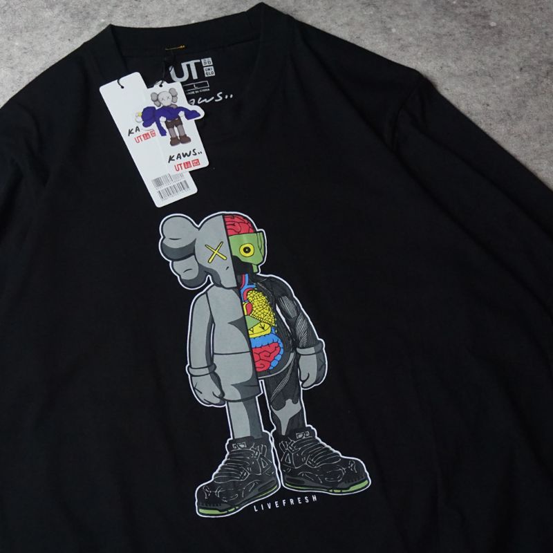 KAOS UNIQLO KAWS - BAJU T SHIRT UNIQLO X KAWS AUTHENTHIC-KAWS BOT