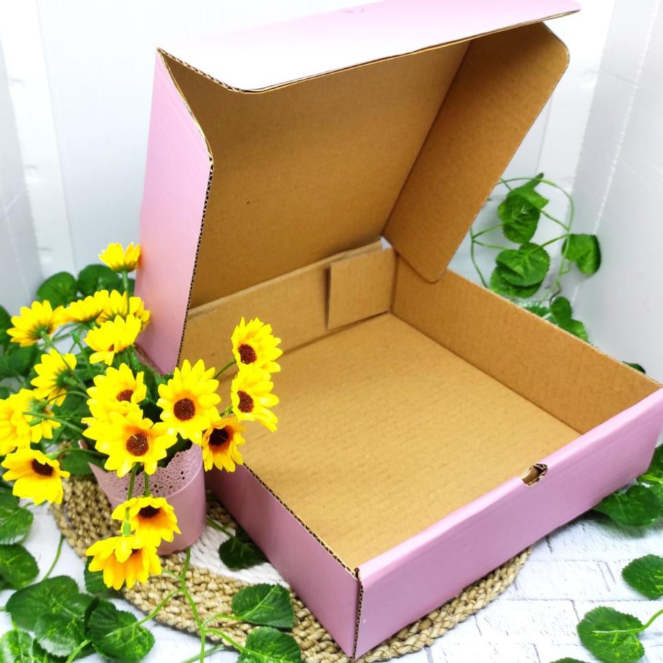 

（DIKIRIM DARI JAKARTA） Kardus / Box - uk. 24 x 24 x 7 cm - Bervarian Warna dan motif
