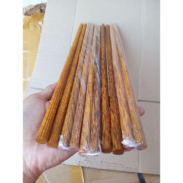 sepasang Tangkringan kacer bahan pohon kelapa