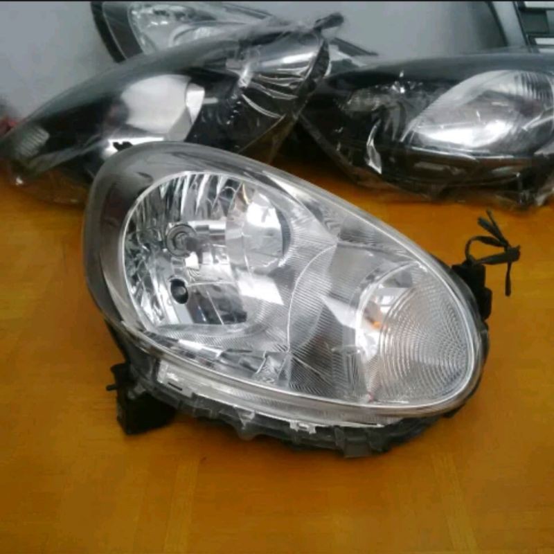 Headlamp nissan march