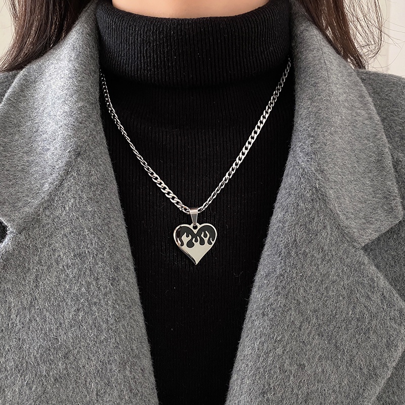 Black Peach Heart Necklace Clavicle Chain Simple Pendant Retro