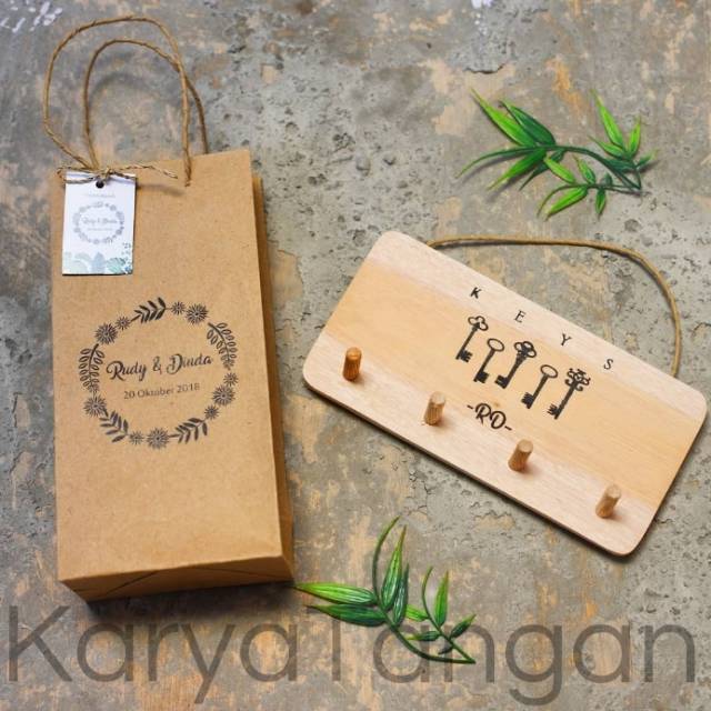 Souvenir pernikahan gantungan kunci kayu gantungan baju