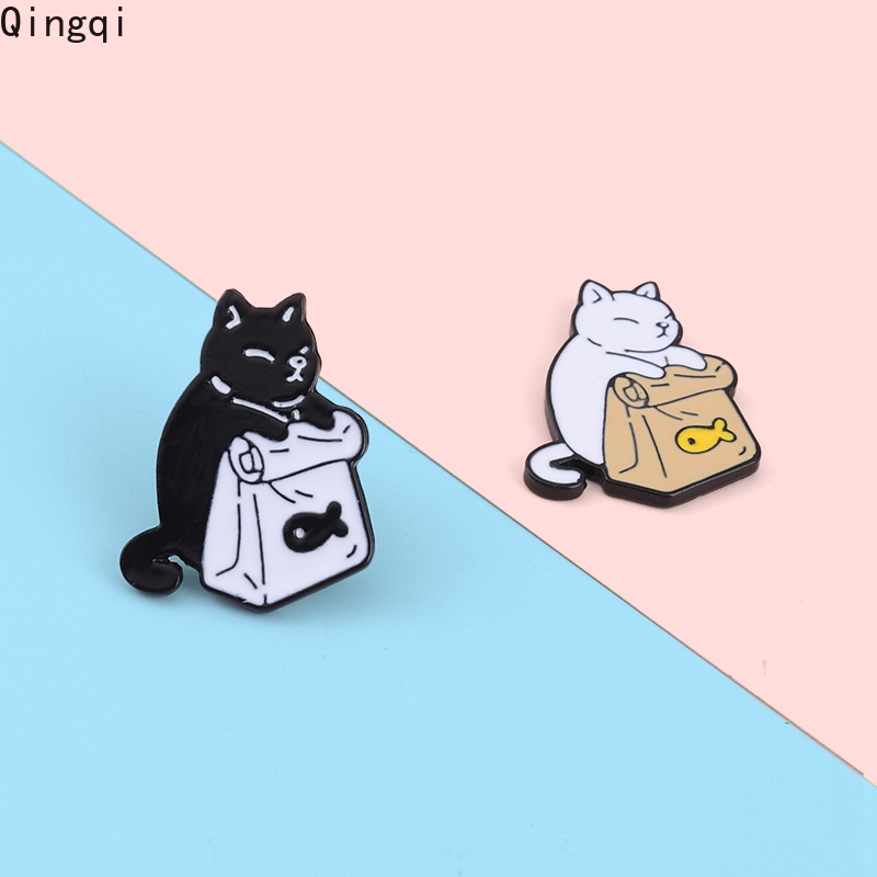 Bros Pin Enamel Bentuk Kartun Hewan Kucing Hitam Putih Untuk Hadiah Anak