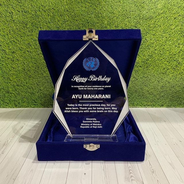 

PLAKAT ACRYLIC + BOX BLUDRU UK 20x10 CM TROPHY TROPI MEDALI PIAGAM PENGHARGAAN