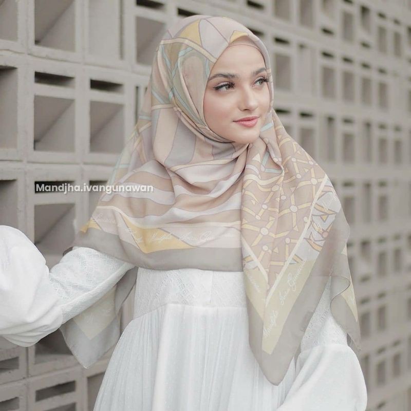 LEMBAYUNG SENJA SCARF BY WINDY X MANDJHA IVAN GUNAWAN