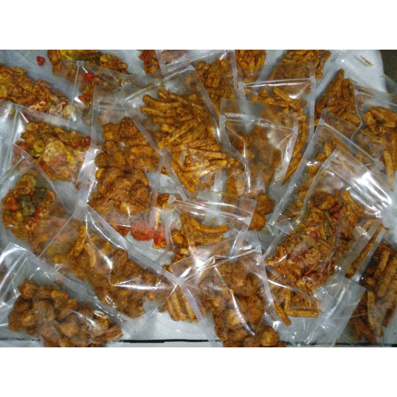 

seblak campur (kerupuk, siomay, potato)