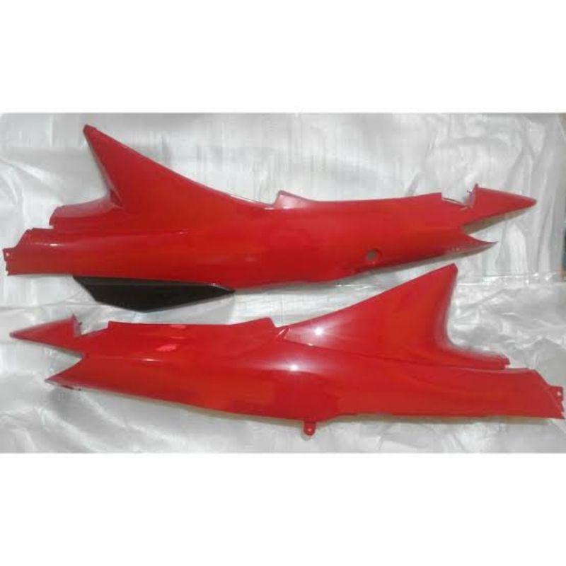 Cover dek body bodi kempol samping belakang SUZUKI SHOGUN 125 R SP LAMA warna merah bahan tebal miri