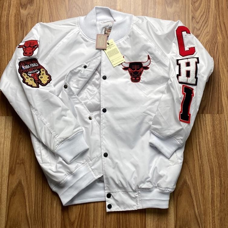 CM.562753 ‣ VARSITY JACKET BULLS - CHI PUTIH BORDIR BULU HITAM