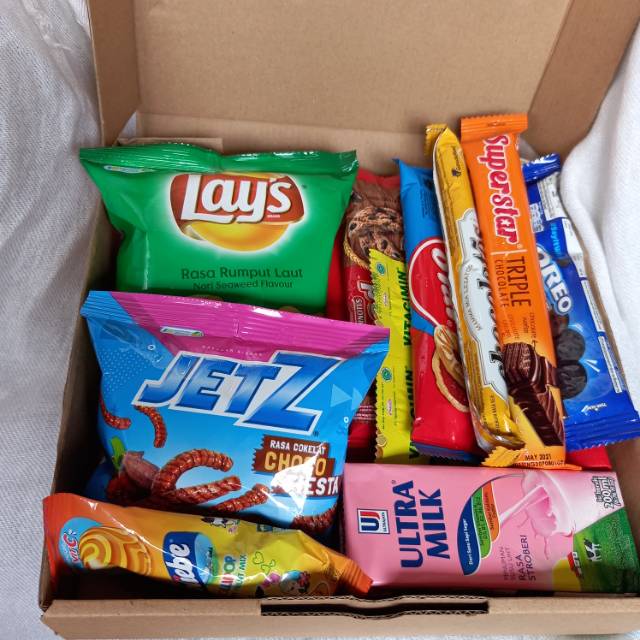

Snacks box MURAH hadiah untuk wisuda ulang tahun dll