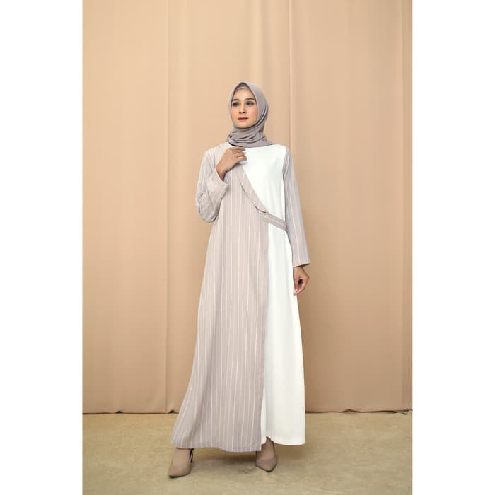Nafashakila Maya Gamis, Abaya Pink dan Abu
