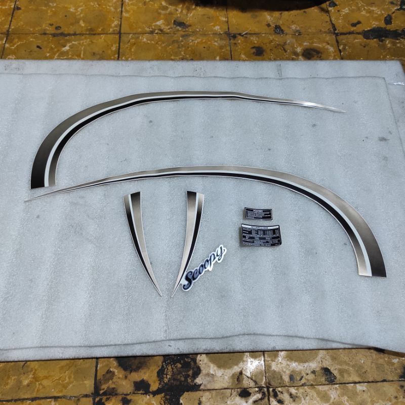 Stiker stripping striping decal graphic Honda Scoopy 110 karbu 2010 2011 2012 putih emas gold ori or