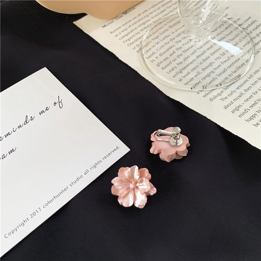 Anting Klip on Tanpa Tindik Desain Bunga Bahan Resin Warna Putihungu Untuk Wanita