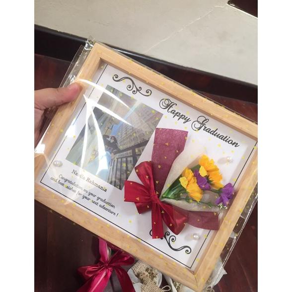 

READY [CUSTOM] 3D Flower in Frame Bucket Boneka Beruang Bear Hadiah Wisuda Ulang Tahun Rustic Bunga Kering RE2100