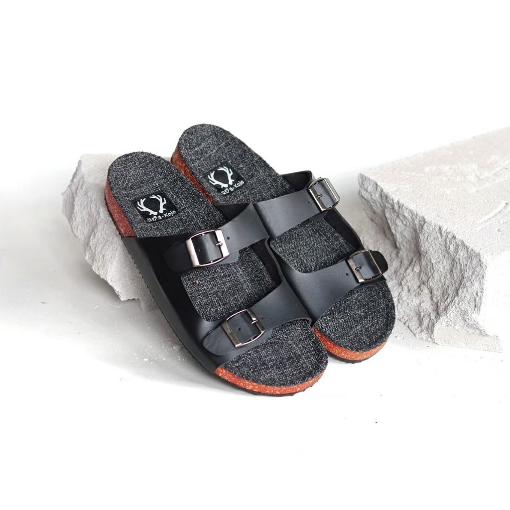 KENICHI II BLACK x KOJO Sandal Casual Hitam Pria Sendal Slide Jalan Santai Harian Hangout Main Slop Kerja Formal Kondangan Lebaran Selop Remaja Dewasa Bapak Bapak Kado Orang Tua Semi Kulit Premium Distro 02 Footwear Ban Tali 2 Strap Keren Terbaru Kekinian