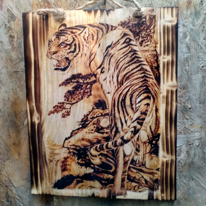 PAJANGAN DINDING LUKISAN KAYU MACAN TIGER KLASIK WIBAWA RUANG TAMU KAMAR